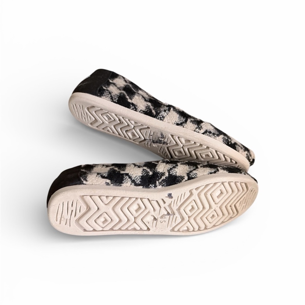 TOMS Monochrome Houndstooth Slip-Ons - Picture 3 of 7